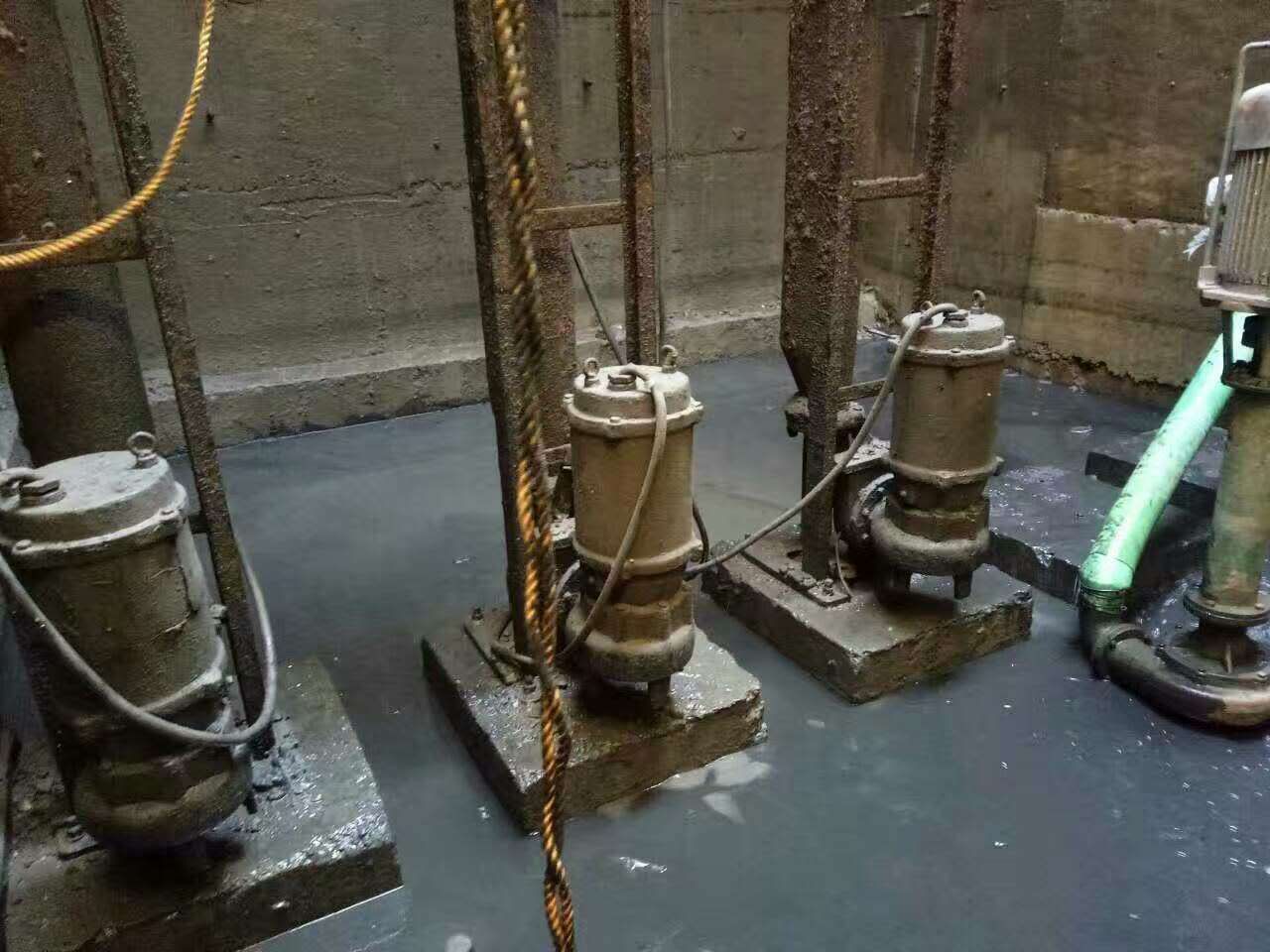 皇桐镇污水池清理