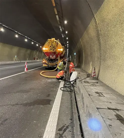 皇桐镇隧道排水渠清淤